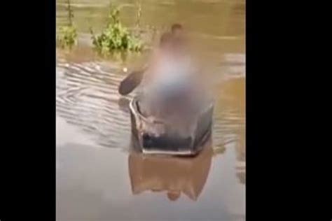 V Deo Pai Atravessa Rio De Canoa Para Levar Corpo Do Filho No Colo At