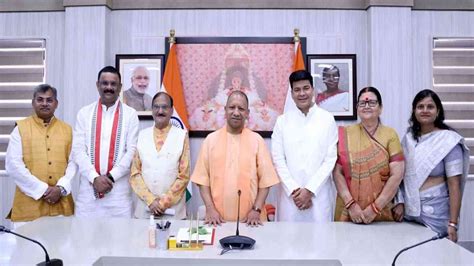 Cm Yogi Meet Mayors सीएम योगी ने नव निर्वाचित 6 नगर निगम मेयरों से की मुलाकात कुछ अच्छा और