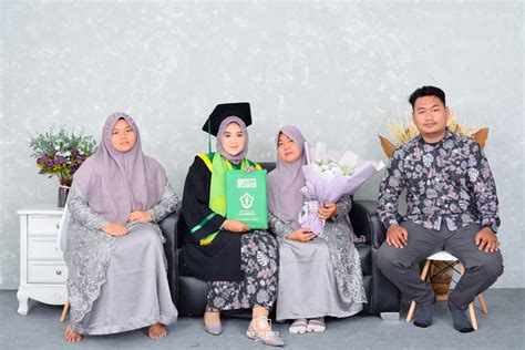 Wisuda Annya Tauzahra Mentari Photo Studio