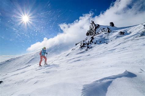 Frau Auf Skitour Steigt Durch Sturm Zum Bild Kaufen 71313738