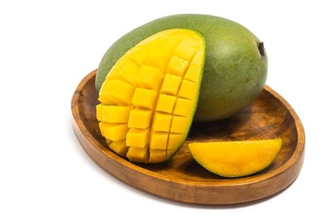 Cortar En Cubos Y Fruta Entera De Mango Verde Fresco En Un Plato De