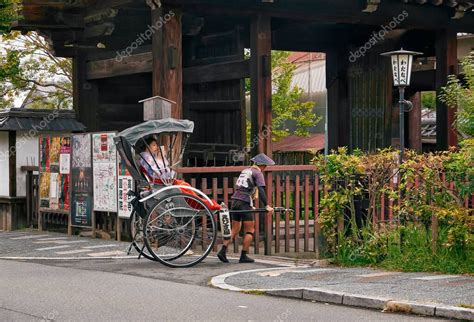 KYOTO JAPÓN 18 DE OCTUBRE DE 2019 Un rickshaw tirado o ricksha