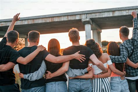 Vista Desde Atrás Grupo De Jóvenes Amigos Alegres Divirtiéndose Juntos