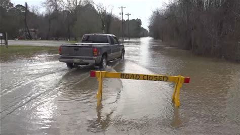 Drivers dangerously proceed down road closed due to flooding | wfaa.com