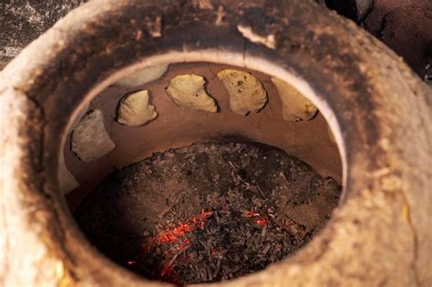 Produtos de massa são fritos em forno de barro Foto Premium