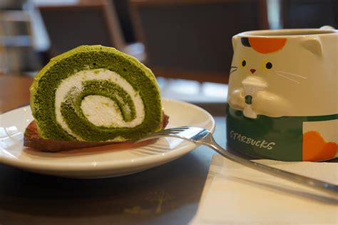 スタバの米粉の抹茶ロールケーキもっちりロールケーキだよー 華麗なるスターバックスマダム