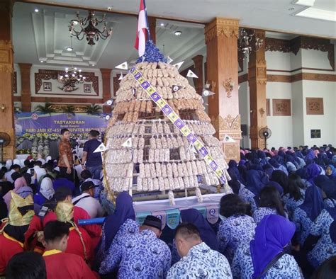 Hari Jadi Kabupaten Warga Madiun Rebutan Kue Manco