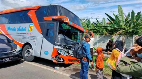 Mobil Rombongan Terlibat Kecelakaan Di Tol Tangerang Merak Pemudik