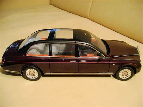 REVIEW: Minichamps Bentley State Limousine • DiecastSociety.com