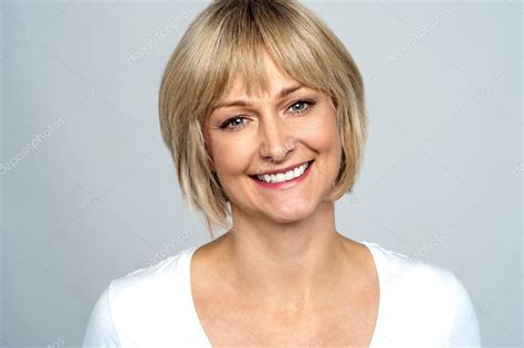 Retrato De Una Mujer Caucásica De Mediana Edad Sonriente Fotografía De