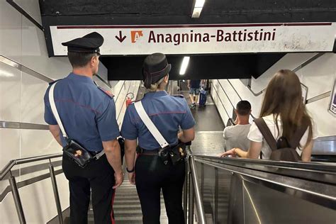 Roma Stretta Sui Borseggi In Metro Ondata Di Arresti Dei Carabinieri