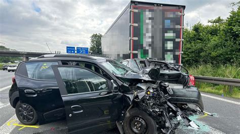 Autofahrer Rast Auf A In Stauende Mann Stirbt Bei Unfall