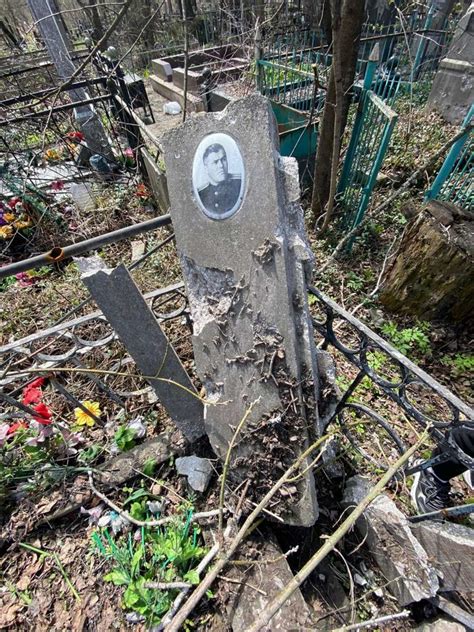 Розбиті надгробки та розбомблені могили: наслідки обстрілів військами ...