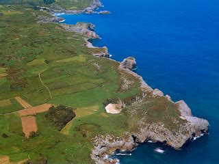 Que Empiece El Viaje Ya Playa De Gulpiyuri En Asturias