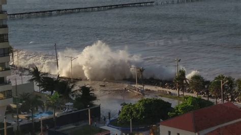 Ressaca Do Mar Na Praia De Iracema Na Beira Mar Em Fortaleza Cear