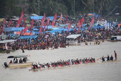 Riau Province Thrilling Pacu Jalur Festival At Kuantan Singingi