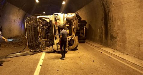 A Venafro Si Ribalta Un Camion Che Trasportava Letame Nella Galleria