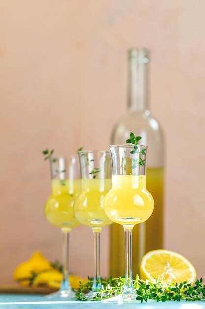 Limoncello Tomilho Em Copo De Vinho Grappas Gotas De Gua Na