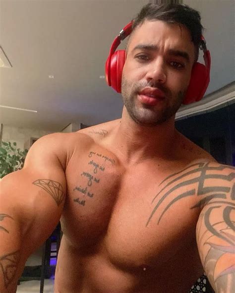 Gusttavo Lima Posa Sem Camisa E Tatuagem Para Andressa Suita Chama