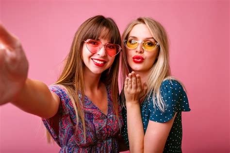 Deux Meilleures Amies Soeur Femmes Faisant Selfie Au Mur Rose Envoyant