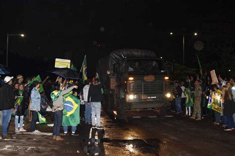 Pneus Bolsonaristas Intensificam Protesto E Bloqueiam Via Em