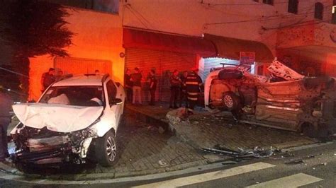 Vídeo Viatura capota durante perseguição a carro roubado em SP ISTOÉ