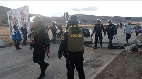 Ácora Grupo De Manifestantes Bloquearon La Vía Puno Ilave Como Medida De Protesta Contra El