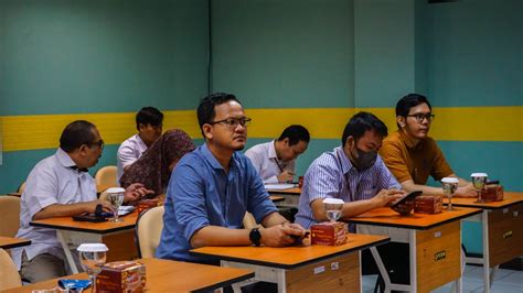 Penyerahan Beasiswa Mahasiswa Program Sarjana Terapan Politeknik Stia