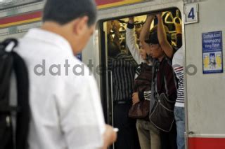 Penumpang Kereta Commuter Jabodetabek DATATEMPO