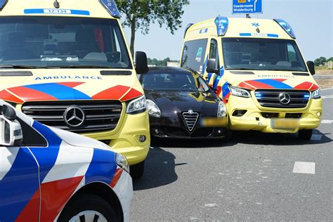 Bestuurder Maakt Ruimte Voor Ambulance En Botst Erop Nu Nl