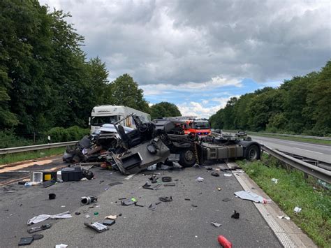 Schwerer Lkw Unfall Auf Der Autobahn Ein Schwerverletzter Fahrbahn