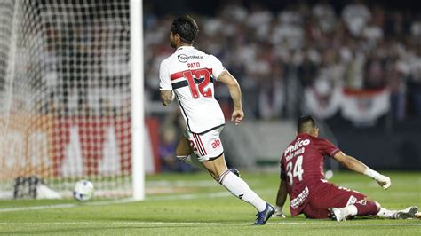 S O Paulo Goleia Santos Dois De Calleri E Primeiro Gol De Pato No