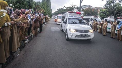 Isak Tangis Iringi Penghormatan Terakhir Jenazah Dokter Korban Covid 19