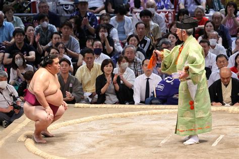 御嶽海が琴桜撃破、物言いがつく微妙な勝負制す「苦手な相手なのでいろいろ考えて」 大相撲写真ニュース 日刊スポーツ