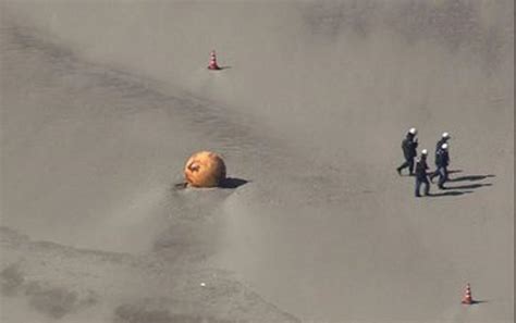 Misteriosa bola gigante de metal aparece en una playa de Japón Canal 10