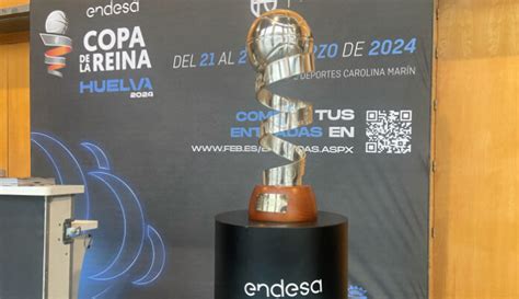 La Copa De La Reina De Baloncesto Expuesta En El Palacio De Deportes