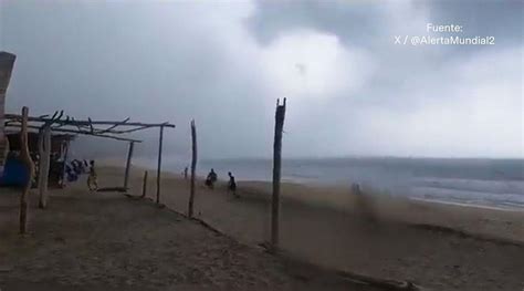 Turistas Mueren En Playa Mexicana Tras Caerles Un Rayo N