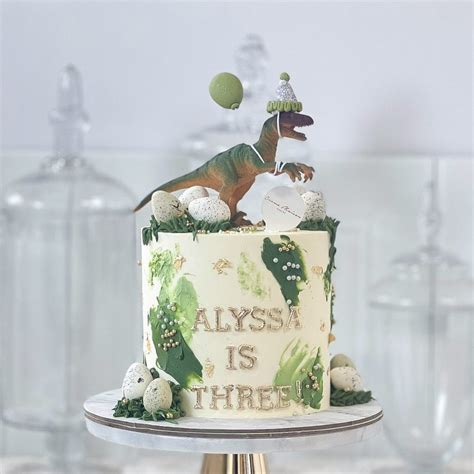 Cassius Dino Dinosaur Cake • Dinosaur Cakes