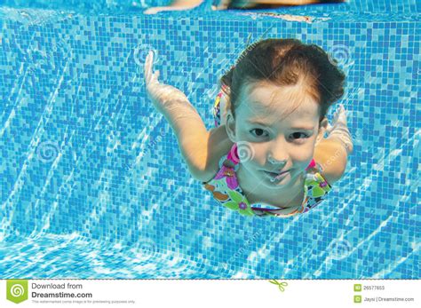 Enfant Sous Marin De Sourire Heureux Dans La Piscine Image Stock