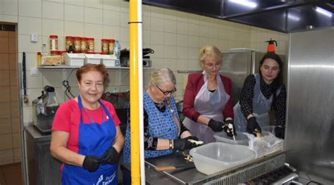 Wielkie gotowanie na Wigilię dla Samotnych FOTO KołobrzegInfo