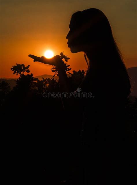 Silhouette De Fille De Coucher Du Soleil Photo Stock Image Du Soleil