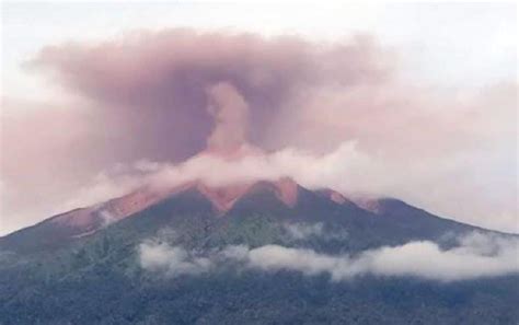 Gunung Kerinci Erupsi Lontarkan Abu Setinggi Meter