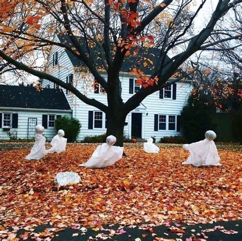 23 Spooktacular Outdoor Halloween Decorations To Haunt Your Yard