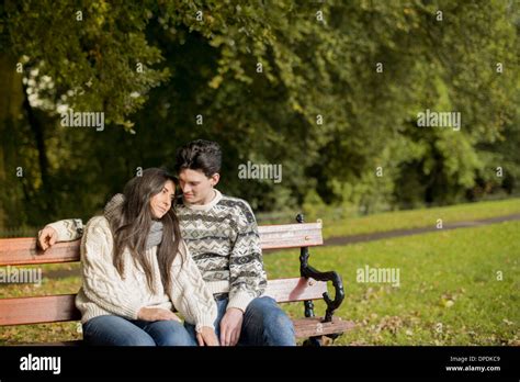 Homme Et Femme Assis Sur Une Banquette Banque De Photographies Et D