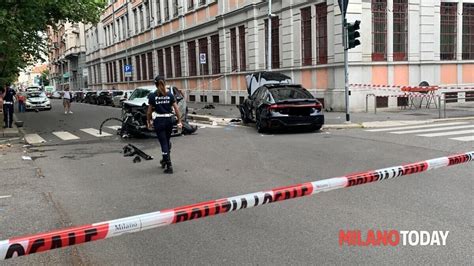 Incidente In Viale Umbria A Milano Pedone Schiacciato Contro Un Palo