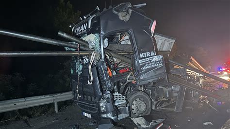 Sakarya da lastiği patlayan boru yükle tıra hurda yüklü tır çarptı