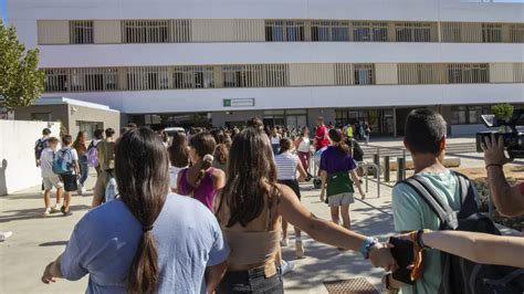 Vuelven A Clase Los Alumnos Del Instituto De Jerez Tras Una Noche De