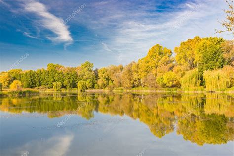 Paisaje idílico del lago otoñal con reflejo de agua. Reflejos perfectos ...