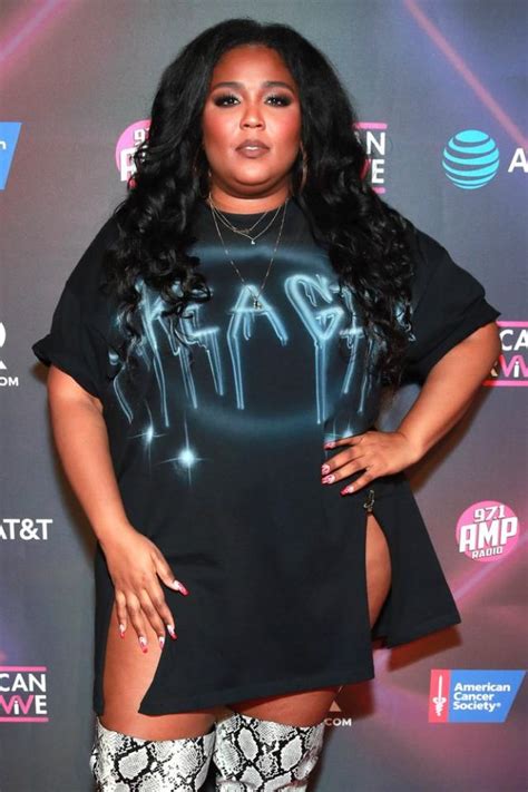 Lizzo Arrives At The 2019 Amas Carrying A Teeny Tiny Valentino Micro Bag