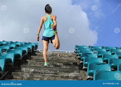 Calentamiento Del Corredor De La Mujer En Las Escaleras Foto De Archivo